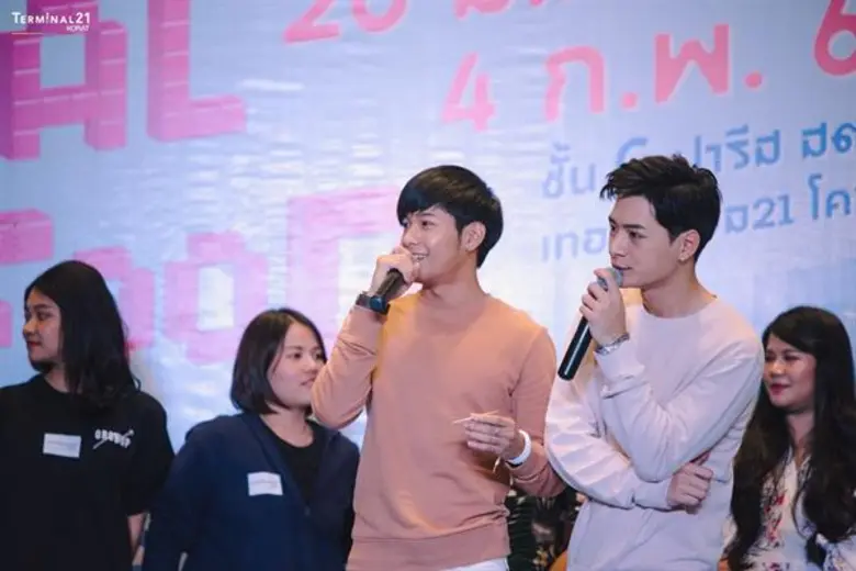 “คริส-สิง” ส่งต่อความจิ้น บุกเทอร์มินอล 21 โคราช ห้างแทบแตก!