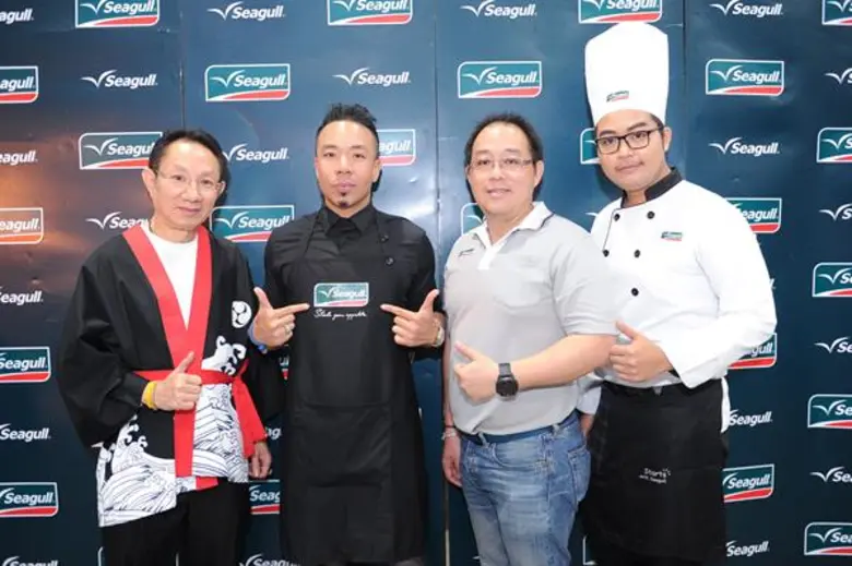 นายพงศ์พัฒน์ วรรัตนธรรม (ที่ 2 จากขวา) ผู...