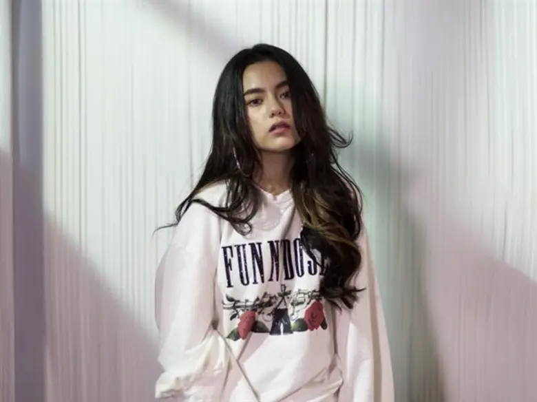 นอกจากจะเป็นศิลปินไทย ที่ได้เซ็นสัญญากับส...