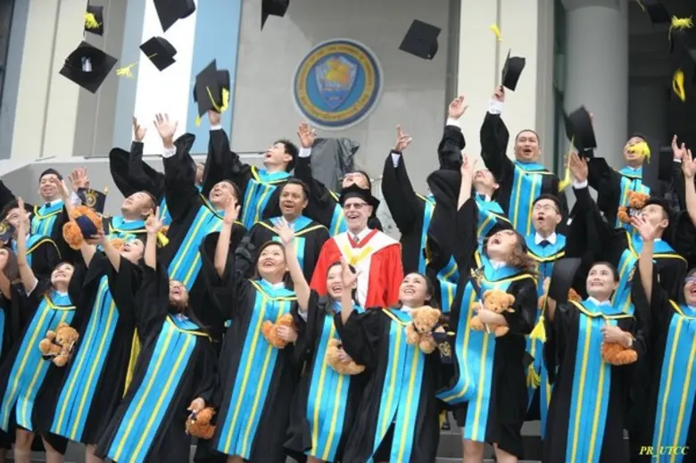 หนุ่มสาวพม่า ตบท้าวเข้ารับปริญญา มหาวิทยาลัยหอการค้าไทย กว่า 200 คน