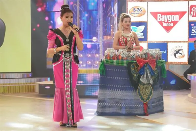 ทีวีไกด์: รายการ "กิ๊กดู๋สงครามเพลงเงาเสียง" “บานเย็น รากแก่น” เยือนกิ๊กดู๋ครั้งแรก!!ปลื้มมีเงาเสียงหลายรุ่น!! วอนวัยรุ่น อย่าทอดทิ้งศิลปวัฒนธรรมภาคอีสาน