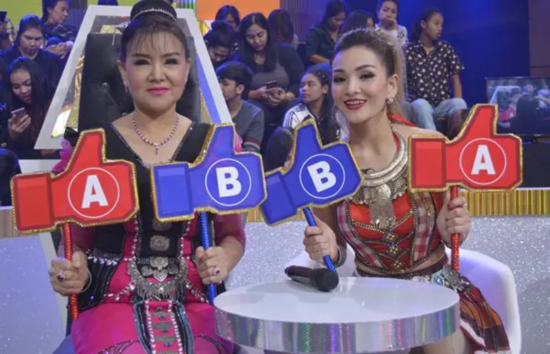 ทีวีไกด์: รายการ "กิ๊กดู๋สงครามเพลงเงาเสียง" “บานเย็น รากแก่น” เยือนกิ๊กดู๋ครั้งแรก!!ปลื้มมีเงาเสียงหลายรุ่น!! วอนวัยรุ่น อย่าทอดทิ้งศิลปวัฒนธรรมภาคอีสาน