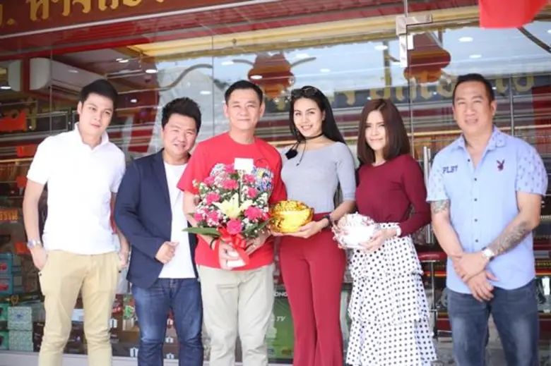 หนิง-จูน ร่วมยินดี ดร.ทวีศักดิ์ เผ่าบัณฑูร เปิดร้านทอง ฮกเฮง ลำลูกกาคลอง 7
