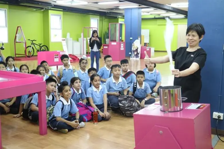 โรงเรียนมาร์มาร่าจินดามณี พัฒนาทักษะนักวิทย์รุ่นเยาว์ เปิดโลกการเรียนรู้มหัศจรรย์แห่งแสงสี ที่ Nanmeebooks Learning Center
