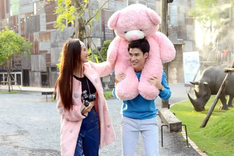 “นีน่า เจลาโต้” ออกอาการเกร็ง ถ่ายซีนหวานกับ “หนุ่มพีค” ในเอ็มวี “โซฟา”