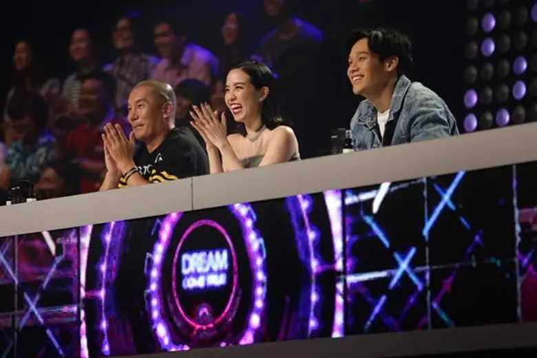 ทีวีไกด์: รายการ “Dream Come True (ดรีม คัม ทรู)” มีปัง เมื่อแฟชั่นไอคอนสาวสุดแซ่บ “พลอย หอวัง”  นั่งคอมเมนเตเตอร์ครั้งแรกในชีวิต ลงรายการใหม่ “Dream Come True”