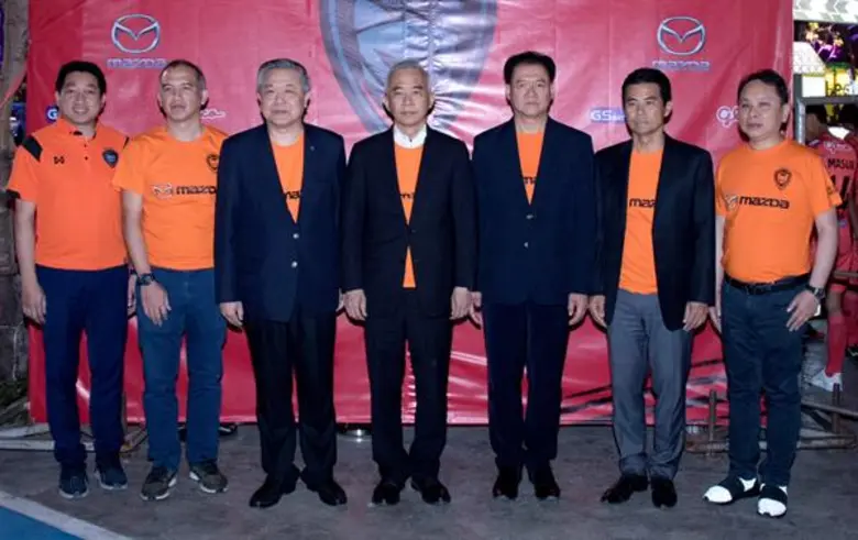 สุวัจน์ ลิปตพัลลภ จัดเปิดตัวนักกีฬาฟุตบอล...