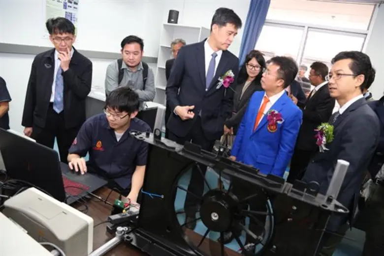 อินฟินิออน ผนึกความร่วมมือ คณะวิศวกรรมศาสตร์ สจล. เปิดศูนย์ปฎิบัติการอิเล็คทรอนิกส์ยานยนต์ และรถไฟฟ้า แห่งแรกในอาเซียน เพื่อถ่ายทอดเทคโนโลยีระดับสูง ป้อนตลาด EV และ EEC