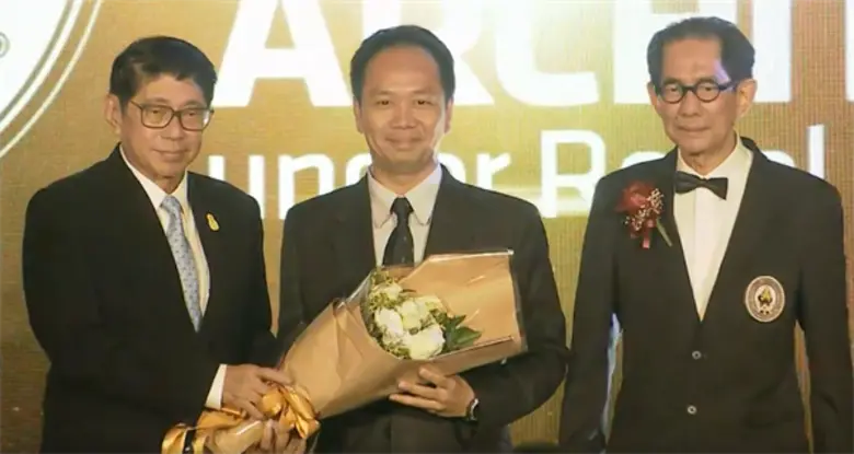 นายสุทธิรักษ์ เสถียรภาพอยุทธ์ (คนกลาง) กร...