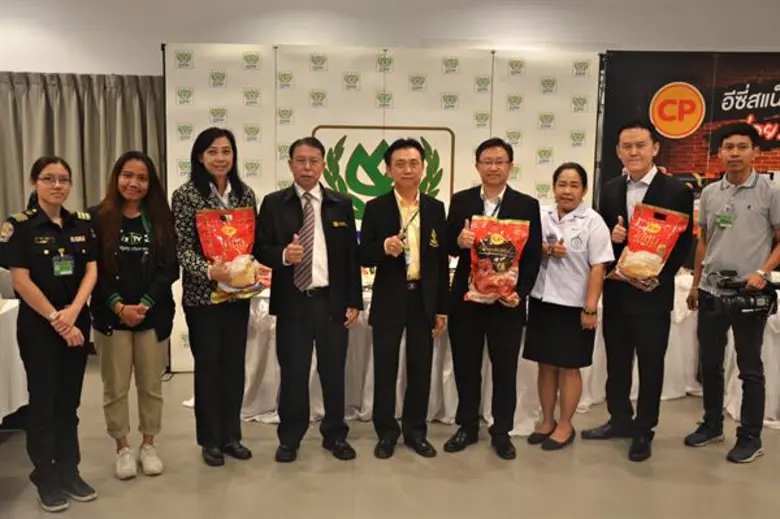 นสพ.สุฤทธิ์ ชัชวาลกิจ (ที่ 4 จากซ้าย) ปศุ...