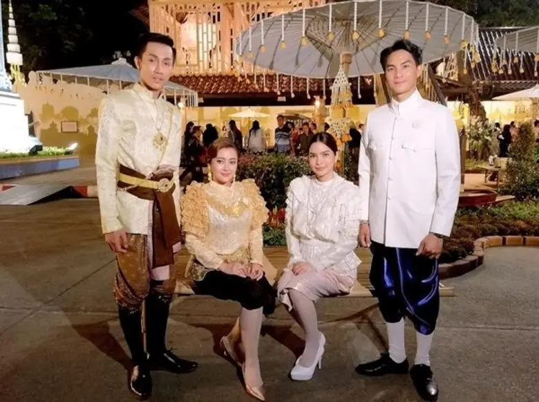 ศิลปินแกรมมี่เชิญชวนแต่งชุดไทยย้อนยุค ร่วมงาน “อุ่นไอรัก คลายความหนาว” ณ พระลานพระราชวังดุสิต และสนามเสือป่า