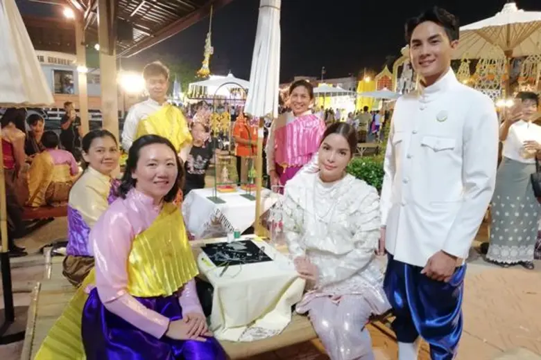 ศิลปินแกรมมี่เชิญชวนแต่งชุดไทยย้อนยุค ร่วมงาน “อุ่นไอรัก คลายความหนาว” ณ พระลานพระราชวังดุสิต และสนามเสือป่า