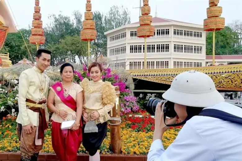 ศิลปินแกรมมี่เชิญชวนแต่งชุดไทยย้อนยุค ร่วมงาน “อุ่นไอรัก คลายความหนาว” ณ พระลานพระราชวังดุสิต และสนามเสือป่า