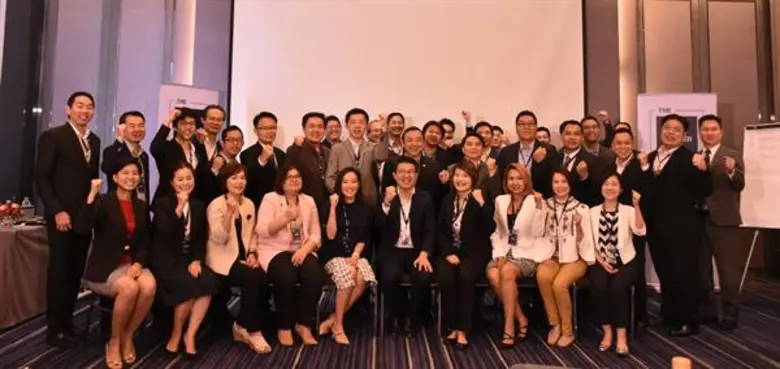 ดร.ชัยพัชร์ เลิศรักษ์ทวีกุล (แถวหน้าที่5จ...