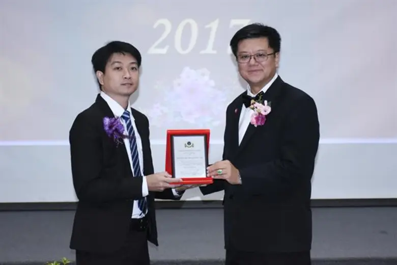 นายชนย์วิทย์ สุขุมจิตพิทโยทัย (ซ้าย) ตัวแ...