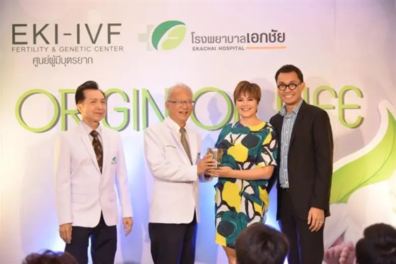 อมิตา ทาทา ยัง (ที่ 3 จากซ้าย) นายฉัตรอดุ...