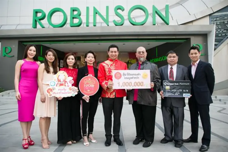 อนวัช สังขะทรัพย์ (คนที่ 5 จากซ้าย) ผู้ช่...