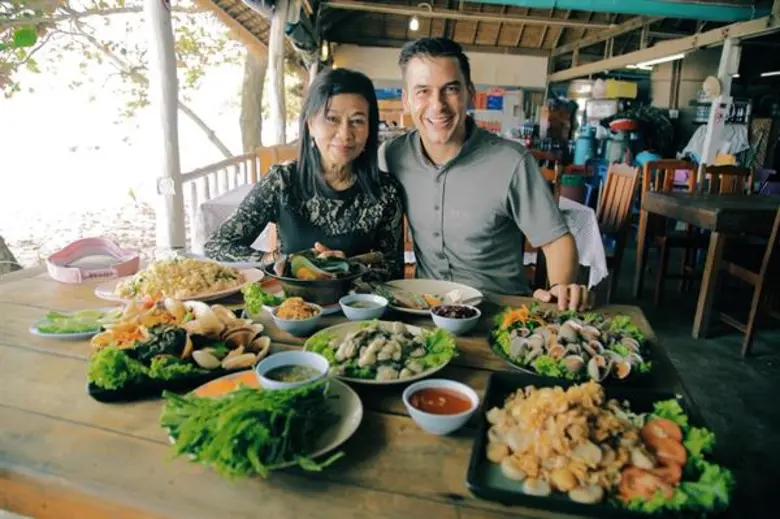 ทีวีไกด์: รายการ "หลงรักยิ้ม" ฝรั่งหัวใจไทย “แดเนียล เฟรเซอร์” ชวนเที่ยวระยอง สัมผัสเรื่องหอยหอย