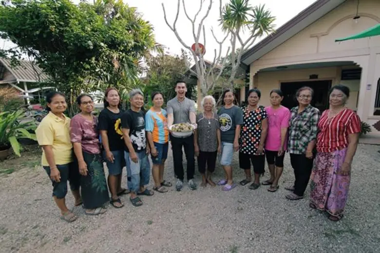 ทีวีไกด์: รายการ "หลงรักยิ้ม" ฝรั่งหัวใจไทย “แดเนียล เฟรเซอร์” ชวนเที่ยวระยอง สัมผัสเรื่องหอยหอย