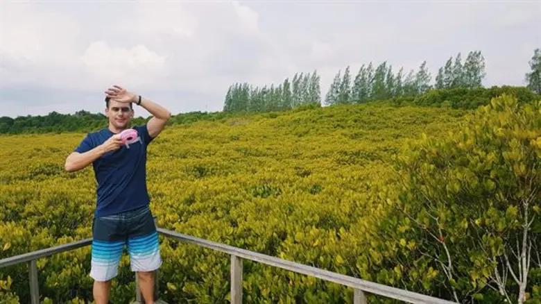 ทีวีไกด์: รายการ "หลงรักยิ้ม" ฝรั่งหัวใจไทย “แดเนียล เฟรเซอร์” ชวนเที่ยวระยอง สัมผัสเรื่องหอยหอย