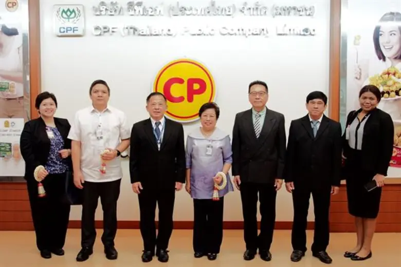 นางแมรี โจ เอ. แบร์นาโด-อารากน (กลาง) (H....