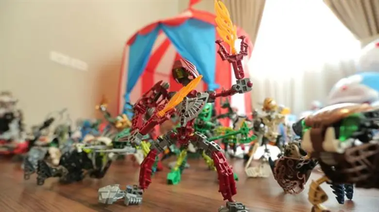 ทีวีไกด์: รายการ “THE GUEST (เดอะเกสท์) ตีสนิทคนดัง” เปิดห้องนอนพระเอกหนุ่มาดเข้ม “มังกร ปภาวิน”  โชว์บ้านสีเขียวอบอุ่น สไตล์ยุโรปย้อนยุค