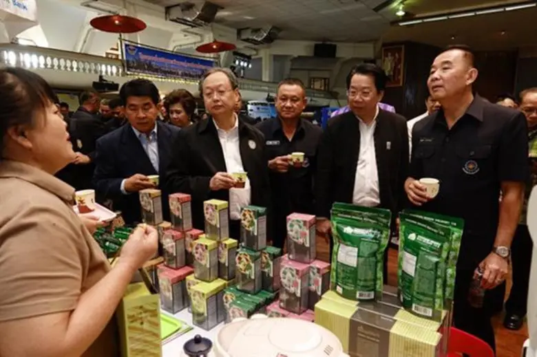 นายมงคล ลีลาธรรม กรรมการผู้จัดการ ธนาคารพ...