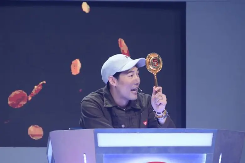 ทีวีไกด์: รายการ "Singer Auction เสียงนี้มีราคา" สงครามลูกผู้หญิง!!! “เอ๋ มณีรัตน์ – ใหม่ สุคนธวา” เปิดศึกซื้อผู้ชายคนเดียวกัน