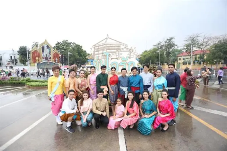 ชายแฮ็คส์ สุทธา ควง ฮอน-ฐากร ผู้จัดละคร พร้อมนักแสดง “ไกรทอง” ร่วมสืบสานตำนานไทยในงาน “อุ่นไอรัก คลายความหนาว”