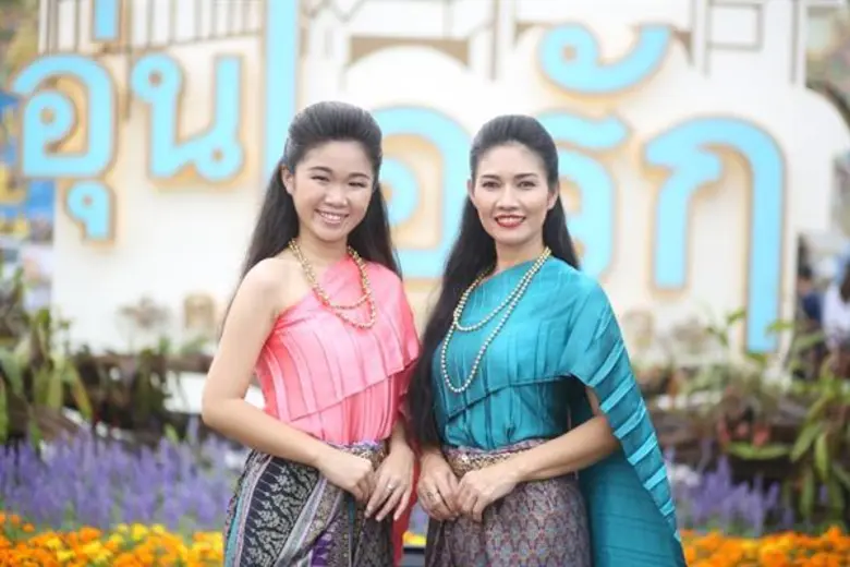 ชายแฮ็คส์ สุทธา ควง ฮอน-ฐากร ผู้จัดละคร พร้อมนักแสดง “ไกรทอง” ร่วมสืบสานตำนานไทยในงาน “อุ่นไอรัก คลายความหนาว”