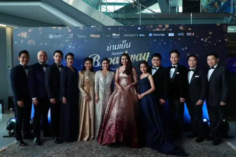 คุณจักรชัย บุญยะวัตร (คนกลาง) กรรมการผู้จ...