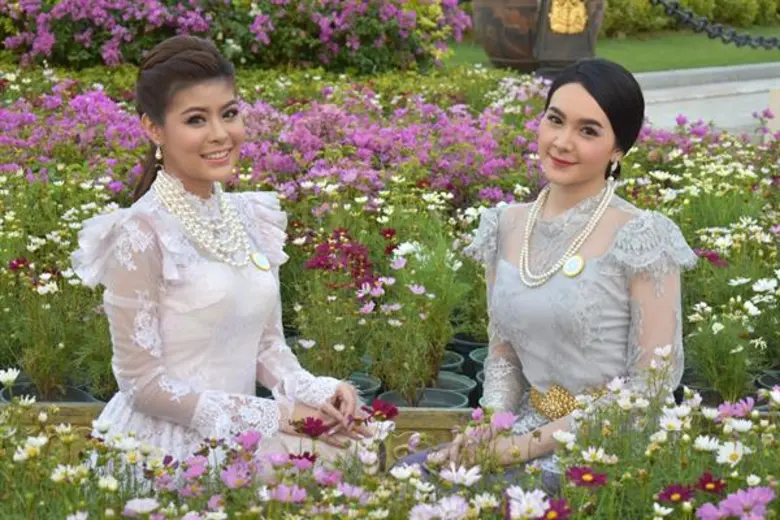 ลาดา-เพลง อาร์สยาม งามอย่างไทย ชวนเที่ยวงาน “อุ่นไอรัก คลายความหนาว”