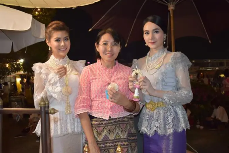 ลาดา-เพลง อาร์สยาม งามอย่างไทย ชวนเที่ยวงาน “อุ่นไอรัก คลายความหนาว”