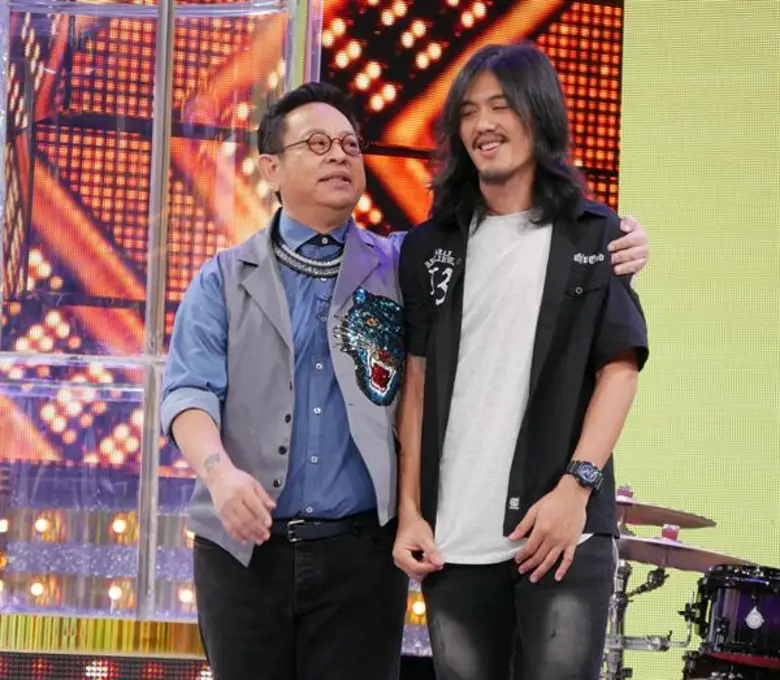 ทนเสียงเรียกร้องของผู้ชายขาร็อคอกหัก ที่อ...