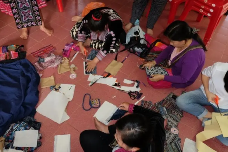 เครือศิริปันนาร่วมกิจกรรมเพื่อสังคม “การพัฒนาดีไซน์และนำเศษผ้าเขียนเทียนม้ง มาแปรรูปให้เป็นผลิตภัณฑ์”