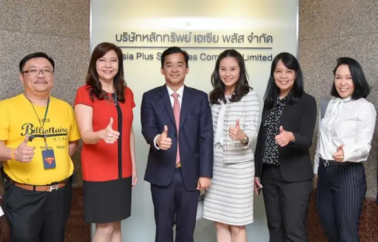 คุณจอมทรัพย์ โลจายะ (ที่ 3 จากซ้าย) ประธา...