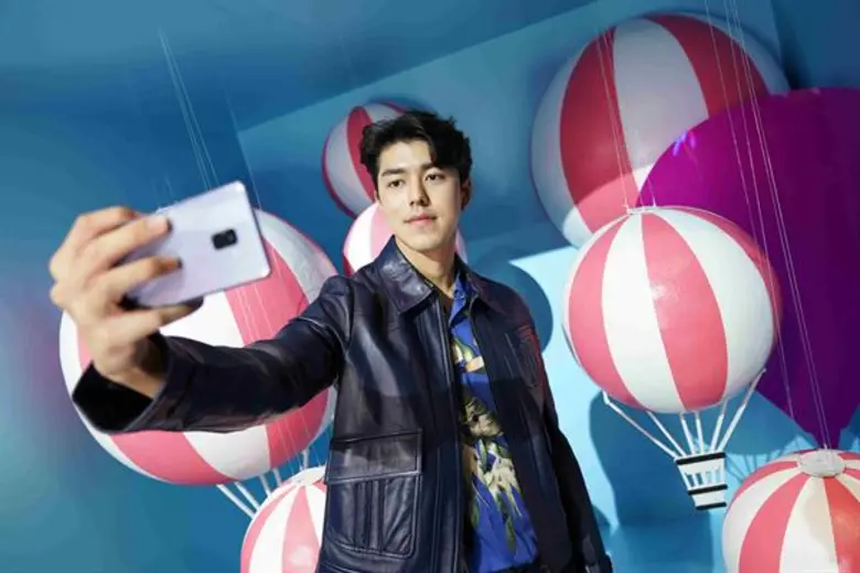 “ซัมซุง” เปิดตัว “กาแลคซี่ เอ 8/เอ 8 พลัส (2018)” รุกกลุ่มมิลเลนเนียลที่รักการถ่ายภาพชูฟีเจอร์เด็ด Live Focus ให้ภาพสวยแบบหน้าชัดหลังละลาย พร้อมโปรโมชั่นสุดพิเศษในงาน “ไทยแลนด์ โมบายล์ เอ็กซ์โป 2018”