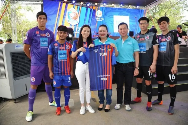 ดร.อัญชลิน พรรณนิภา (ที่ 5 จากซ้าย) ประธา...