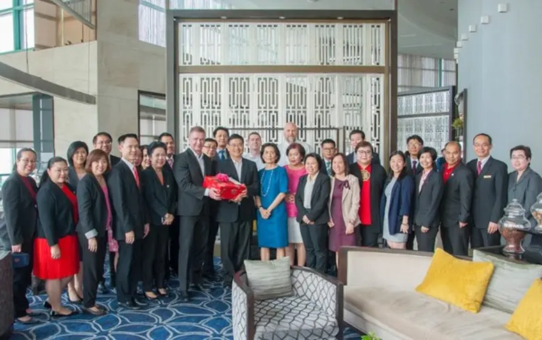 มร. แม็กเน่ ฮันเซน (ที่ 6 จากซ้าย) ผู้จัด...