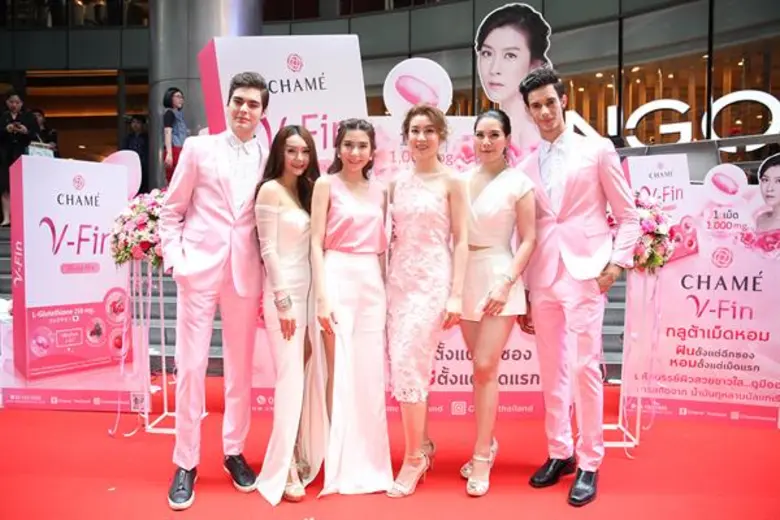 สีลมแตก!!! “เชียร์-การ์ตูน”มอบความฟิน แจกดอกไม้พร้อม “ชาเม่ วีฟิน” ให้ออร่ารับวาเลนไทน์