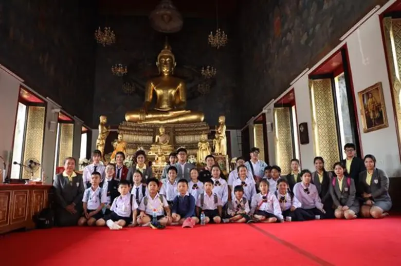 คณะครูและนักเรียนระดับประถมศึกษาและมัธยมศ...