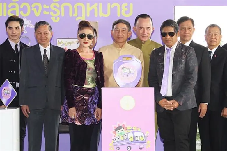 พลอากาศเอก ประจิน จั่นตอง (ที่ 4 จากซ้าย)...