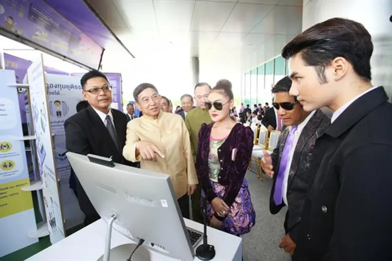 เปิดตัวรถให้ความรู้เคลื่อนที่ (Transit Advertising) สร้างการรับรู้กฎหมายและกระบวนการยุติธรรรม ให้กับประชาชนและหน่วยงานของรัฐ ในหัวข้อ “ชื่นใจ..คนไทยรู้กฎหมาย” (รถเคลื่อนที่)