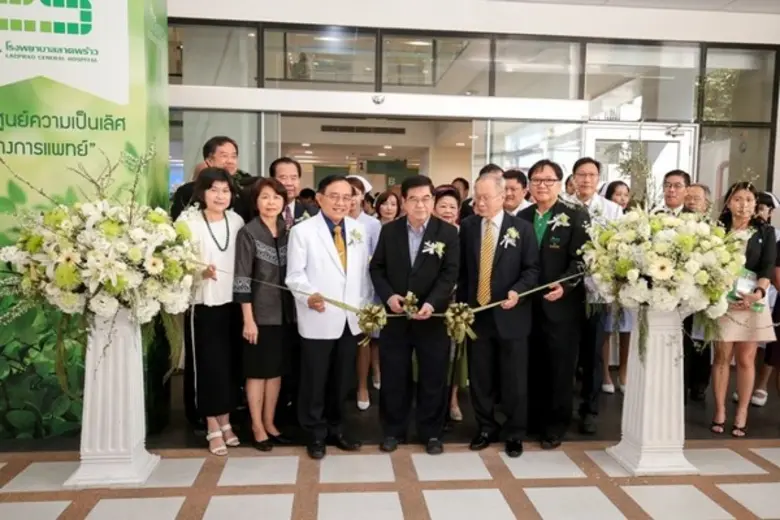 ศ.นพ.สมศักดิ์ โล่ห์เลขา ประธานกรรมการบริษ...