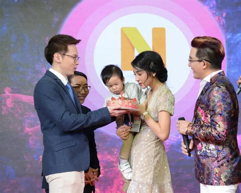 “แพท-ณปภา” อุ้ม “เรซซิ่ง” ผ่าดวงชะตาสด!!! “อาจารย์คฑา” ทำนาย “ครอบครัว-ธุรกิจ-งานบันเทิง” เริ่ด!!!