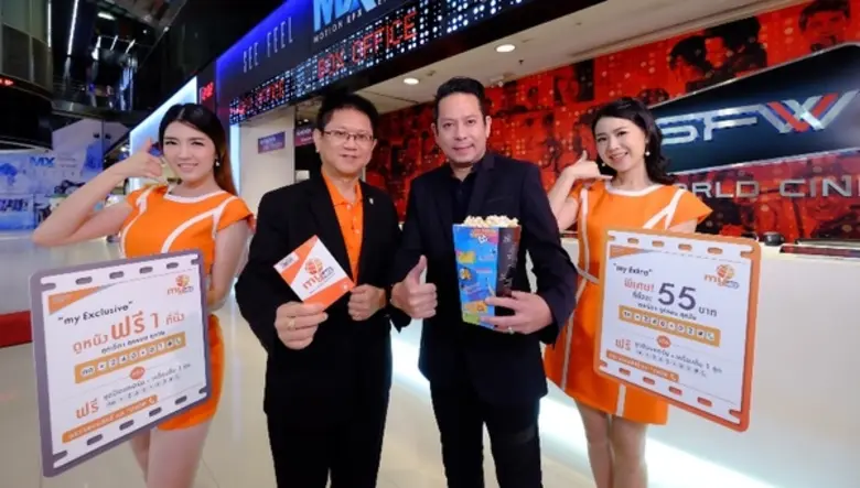 นายวิโรจน์ โตเจริญวาณิช (ที่ 2 จากซ้าย) ร...