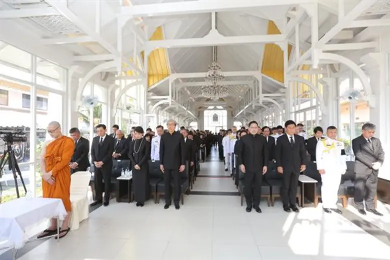 ดร. สมคิด จาตุศรีพิทักษ์ (แถวหน้า กลางซ้า...