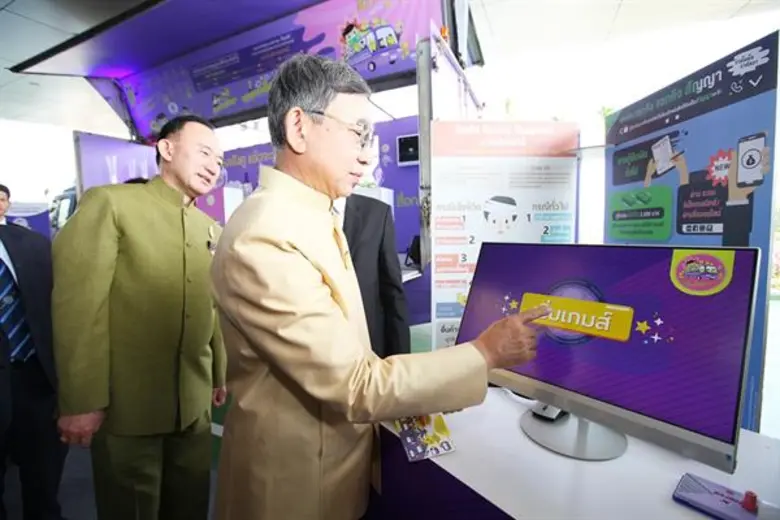 ครูเทียม/แฟ้ม/ดาว ร่วมเปิดตัวรถให้ความรู้เคลื่อนที่ อ๊อด-บัณฑิต ทำหนังสั้น “ชื่นใจ..คนไทยรู้กฎหมาย”