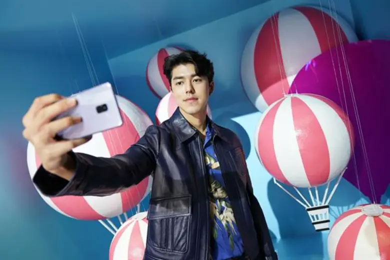 “นาย-ณภัทร” พรีเซ็นเตอร์มาดเท่สะท้อนไลฟ์สไตล์มิลเลนเนียลยุคใหม่ ร่วมเปิดตัว ซัมซุง “กาแลคซี่ เอ 8/เอ 8 พลัส (2018)” พร้อมแชร์ฟีเจอร์ถ่ายภาพสวยสุดประทับใจในงาน “ไทยแลนด์ โมบายล์ เอ็กซ์โป 2018”