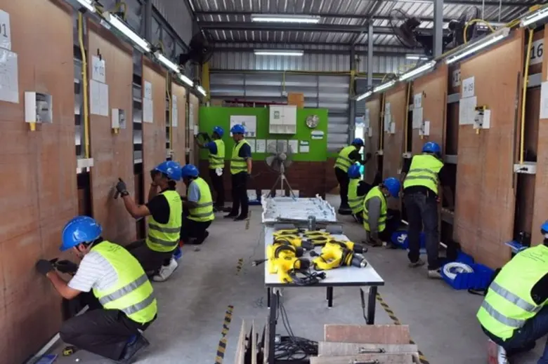 พัฒนาแรงงานนนท์ จับมือเครือข่ายเร่งทดสอบฝีมือช่างไฟฟ้าก่อนส่งเข้าขั้นตอนประเมินฯและเดินตามแผนขับเคลื่อนกำลังคนปี61-64